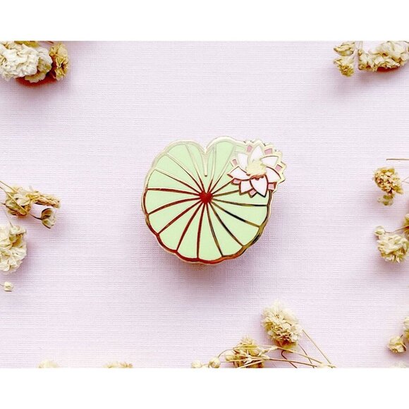 Water Lily Pad Enamel Pin - Gold Plated Brooch - Nature & Garden Jewelry - Picture 7 of 11
